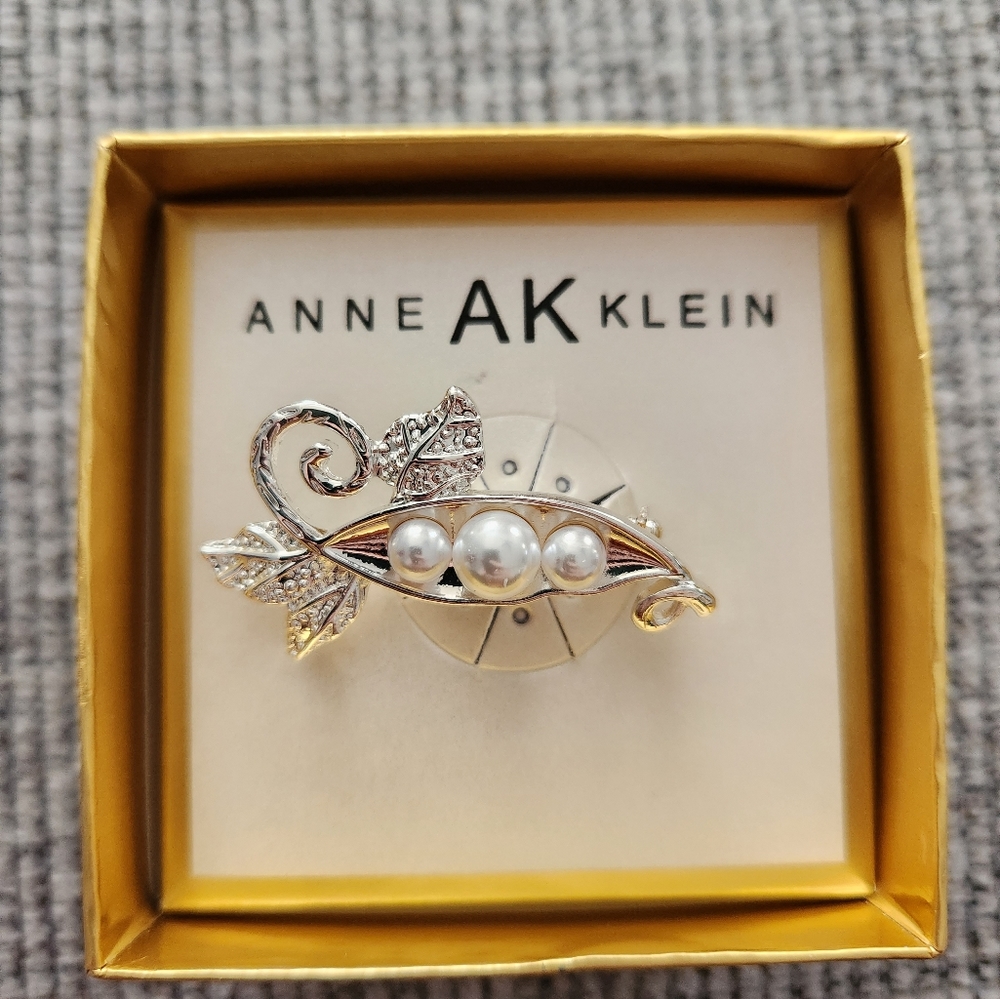 Anne Klein pea pod brouch